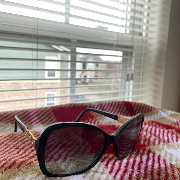 Versace - Picture 2 of 6